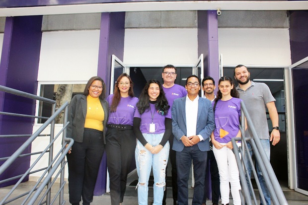 Secretário Igor de Alvarenga posa para foto com os gestores e alunas da Proz Educação. Foto: Ronerson Pinheiro. 
